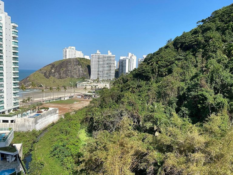 Apartamento na quadra da praia Enseada
