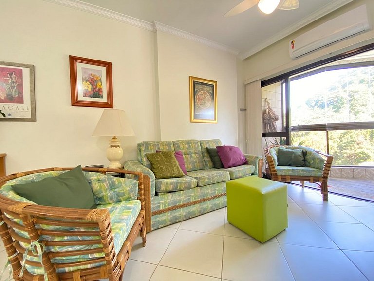 Apartamento na quadra da praia Enseada