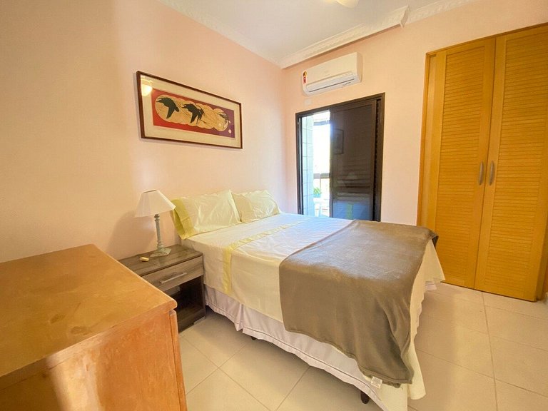 Apartamento na quadra da praia Enseada