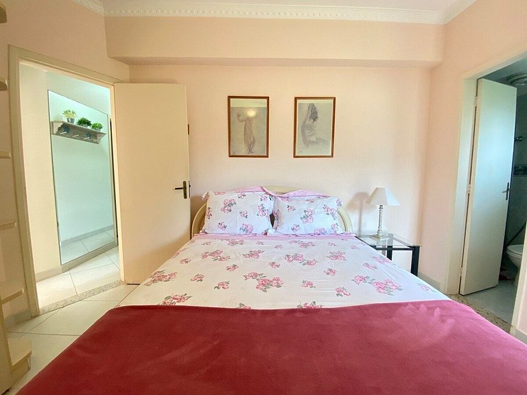 Apartamento na quadra da praia Enseada