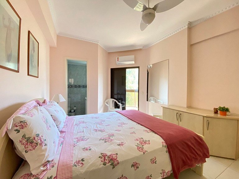 Apartamento na quadra da praia Enseada