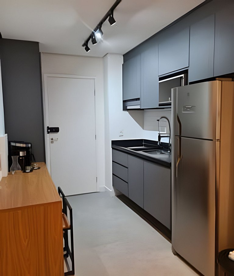 Apto NOVO e completo no centro.