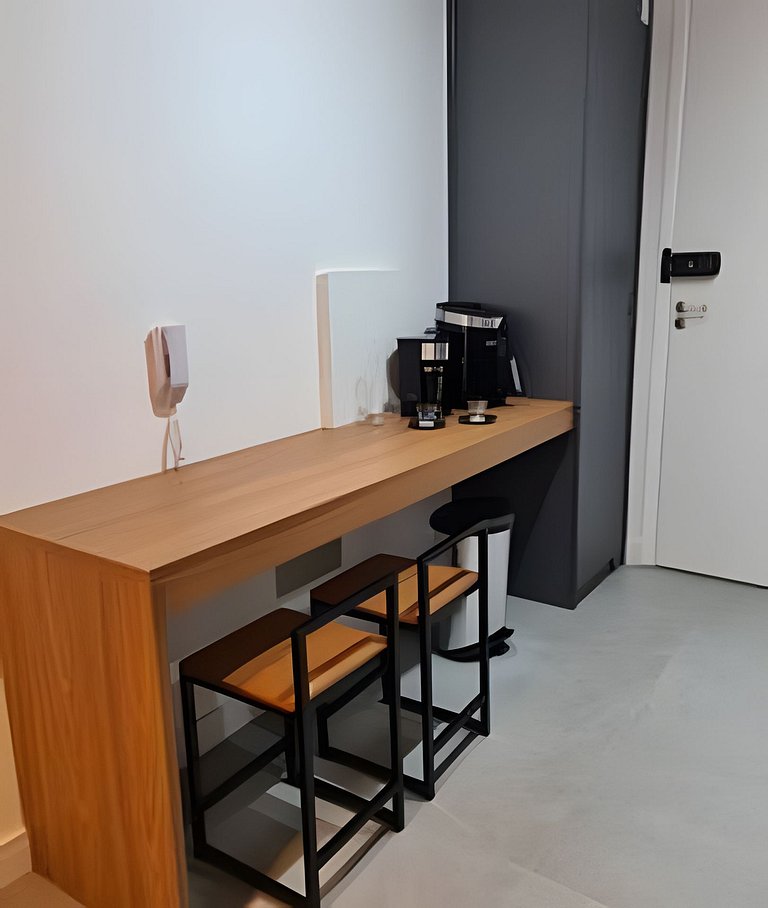 Apto NOVO e completo no centro.
