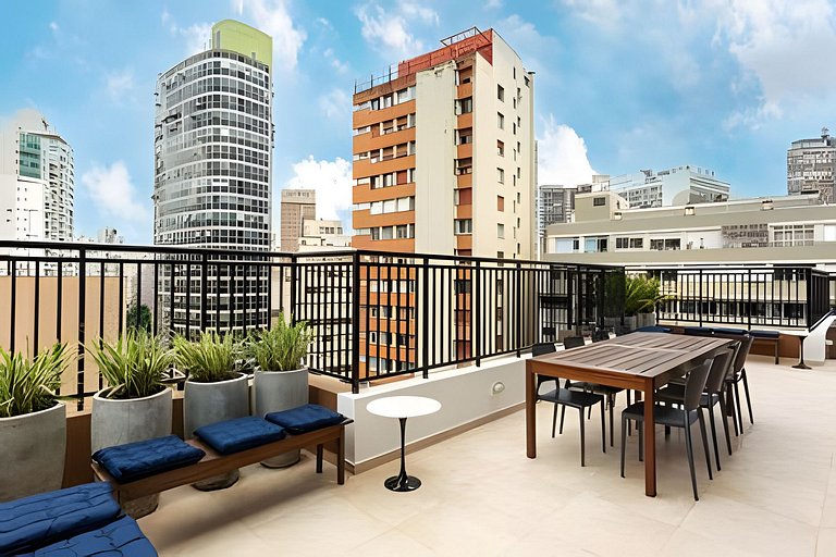 Apto NOVO e completo no centro.