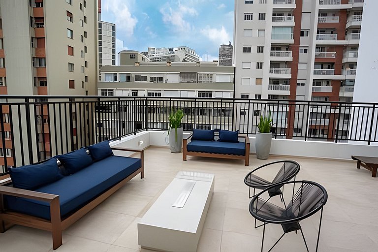 Apto NOVO e completo no centro.